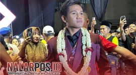 Foto. Valen DA7 Saat Tampil di Sumenep dikalungkan Bunga oleh Owner Travel Umroh ABJ Tour istri H Yudik