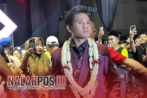 Foto. Valen DA7 Saat Tampil di Sumenep dikalungkan Bunga oleh Owner Travel Umroh ABJ Tour istri H Yudik