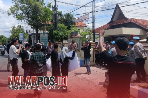 Foto. Aksi Demonstrasi penahanan kartu PKH Himpass Sapeken