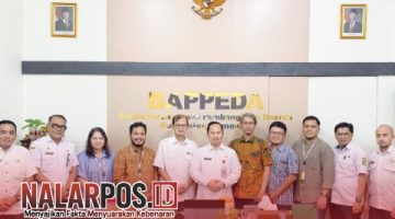 Foto bersama Kepala Bappeda beserta Staf dengan Badan Riset dan Inovasi Nasional (BRIN) di Aula Setempat