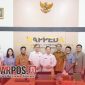 Foto bersama Kepala Bappeda beserta Staf dengan Badan Riset dan Inovasi Nasional (BRIN) di Aula Setempat