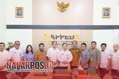 Foto bersama Kepala Bappeda beserta Staf dengan Badan Riset dan Inovasi Nasional (BRIN) di Aula Setempat