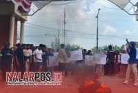 Foto. Mahasiswa UPI Sumenep saat Gelar Aksi Demontrasi KIP di kampus setempat