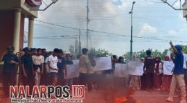 Foto. Mahasiswa UPI Sumenep saat Gelar Aksi Demontrasi KIP di kampus setempat