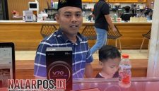 Foto. Warga Sumenep, Toifur Ali Wafa saat Melakukan Tukar Tambah Handphone untuk Anak Pertamanya.