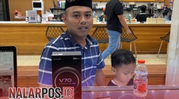 Foto. Warga Sumenep, Toifur Ali Wafa saat Melakukan Tukar Tambah Handphone untuk Anak Pertamanya. 