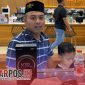 Foto. Warga Sumenep, Toifur Ali Wafa saat Melakukan Tukar Tambah Handphone untuk Anak Pertamanya. 