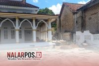 Foto. Pembangunan pagar dan area parkir Masjid Husnul Khotimah di Desa Gunung Kembar, Kecamatan Manding Oleh Jurnalis Sumenep Independen (JSI) 