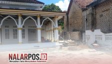 Foto. Pembangunan pagar dan area parkir Masjid Husnul Khotimah di Desa Gunung Kembar, Kecamatan Manding Oleh Jurnalis Sumenep Independen (JSI) 