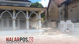 Foto. Pembangunan pagar dan area parkir Masjid Husnul Khotimah di Desa Gunung Kembar, Kecamatan Manding Oleh Jurnalis Sumenep Independen (JSI) 