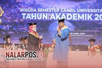 Foto. Aipda Purnomo saat memakai Tiga kelulusan sebagai Magister S2 di Universitas Dr Soetomo Surabaya. 