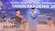 Foto. Aipda Purnomo saat memakai Tiga kelulusan sebagai Magister S2 di Universitas Dr Soetomo Surabaya. 