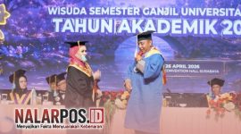 Foto. Aipda Purnomo saat memakai Tiga kelulusan sebagai Magister S2 di Universitas Dr Soetomo Surabaya. 