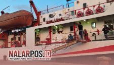 Foto. Penumpang KMP DBS III Tujuan Kangean saat menaiki Tangga di Pelabuhan Kalianget