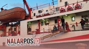 Foto. Penumpang KMP DBS III Tujuan Kangean saat menaiki Tangga di Pelabuhan Kalianget