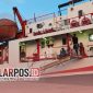Foto. Penumpang KMP DBS III Tujuan Kangean saat menaiki Tangga di Pelabuhan Kalianget