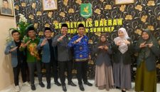 IPNU-IPPNU Sumenep berfoto bersama Sekda Sumenep Agus Dwi Saputra usai silaturahmi dan audiensi membahas penguatan sinergi kelembagaan, pendidikan, serta pemberdayaan pelajar di Kabupaten Sumenep. Foto/Nalarpos.