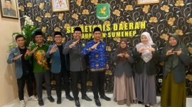 IPNU-IPPNU Sumenep berfoto bersama Sekda Sumenep Agus Dwi Saputra usai silaturahmi dan audiensi membahas penguatan sinergi kelembagaan, pendidikan, serta pemberdayaan pelajar di Kabupaten Sumenep. Foto/Nalarpos.