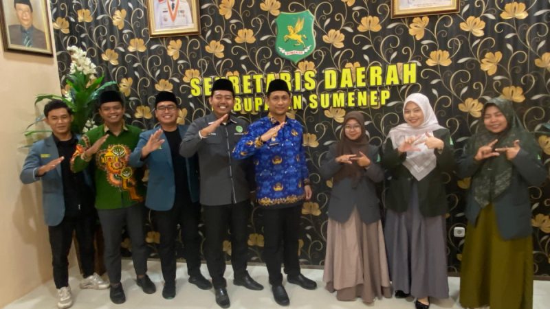 IPNU-IPPNU Sumenep berfoto bersama Sekda Sumenep Agus Dwi Saputra usai silaturahmi dan audiensi membahas penguatan sinergi kelembagaan, pendidikan, serta pemberdayaan pelajar di Kabupaten Sumenep. Foto/Nalarpos.