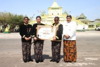 Foto:Kapolresta Sumenep Kombes Pol. Ariek Indra Sentanu menerima Anugerah Keterbukaan Informasi Publik sebagai Penggerak Keterbukaan Informasi Publik di Polresta Sumenep.