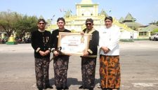 Foto:Kapolresta Sumenep Kombes Pol. Ariek Indra Sentanu menerima Anugerah Keterbukaan Informasi Publik sebagai Penggerak Keterbukaan Informasi Publik di Polresta Sumenep.
